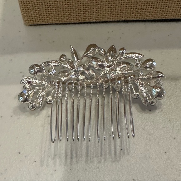 Rhinestone Hair Comb ( Bridal, Fomal) silver with clear rhinestones- Floral - Picture 4 of 7